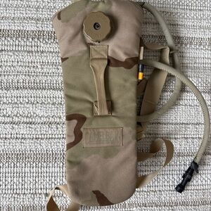 USGI Army CamelBak Desert Hydration Carrier Pack Pouch with Bladder 70 ounces